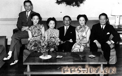 1942年,宋氏兄弟及其夫人在美国华盛顿共度圣诞节时留影